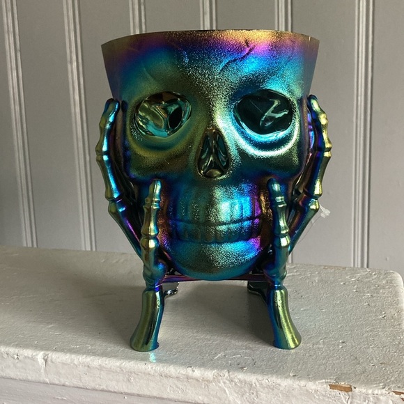 NWT Green Iridescent Oil Slick Skull 💀 in Hands Snack or Candy Bowl Decoration - Picture 9 of 17